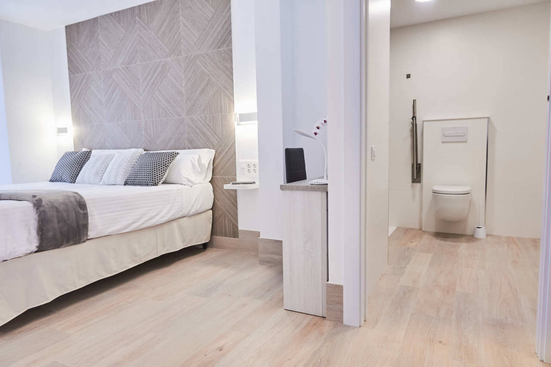Vistas de la habitación y el baño triple adaptada