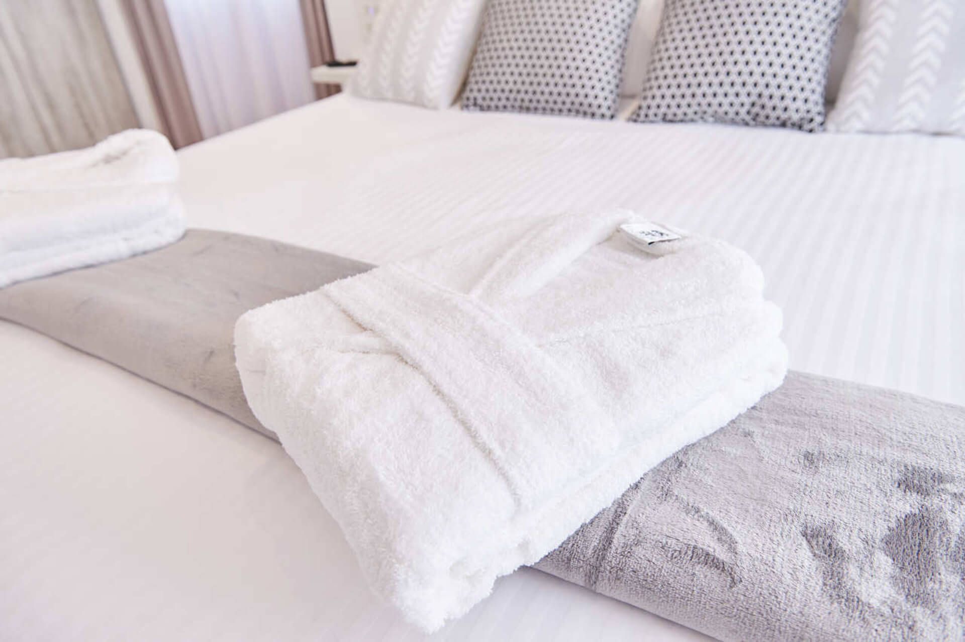 Albornoces encima de la cama de la habitación familiar