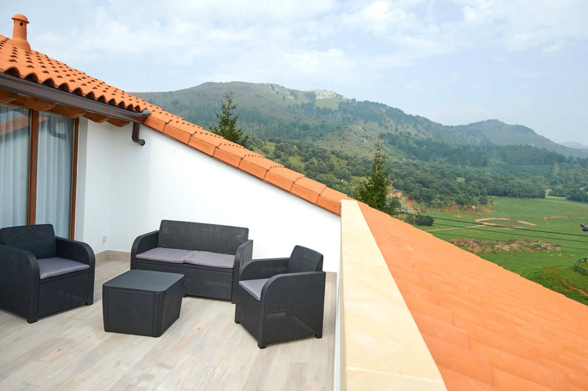 Balcón con vistas a Cabárceno y cuatro butacas de exterior de la habitación familiar
