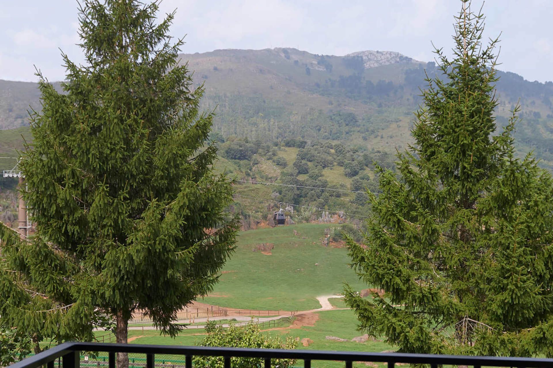 Vistas a Cabárceno desde el balcón habitación bañera hidromasaje.