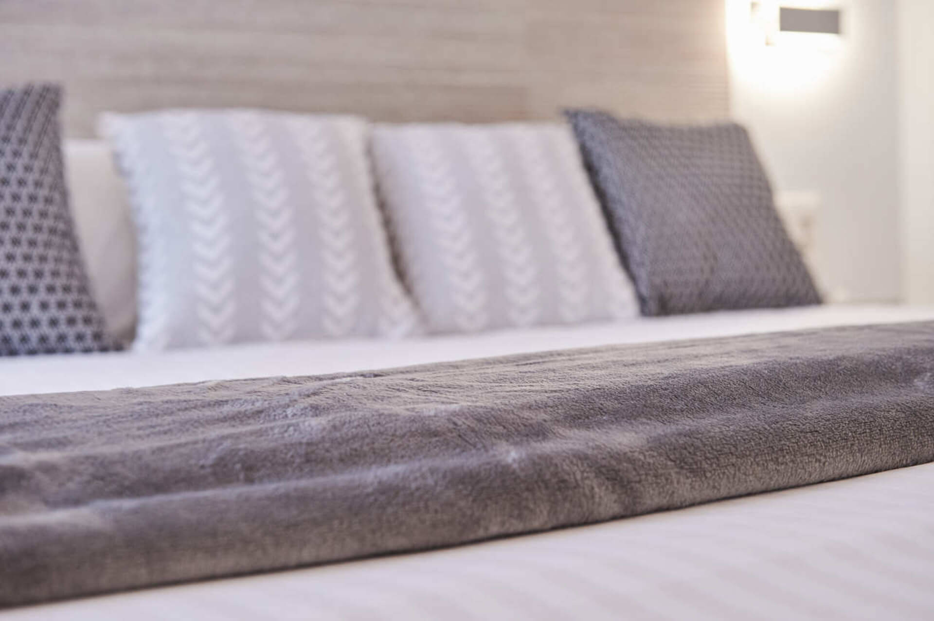 Manta decoración cama habitación doble con hidromasaje.