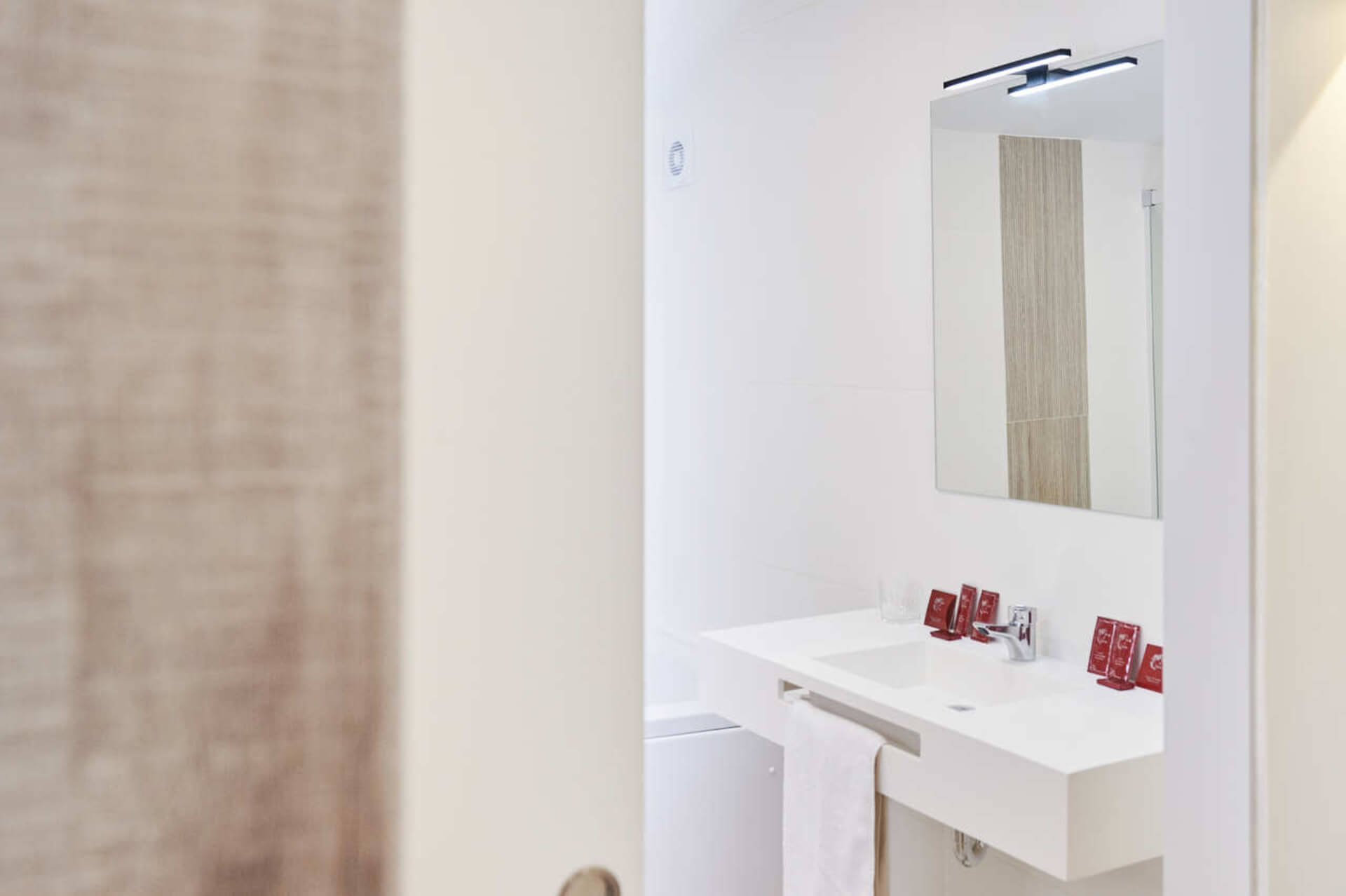 Lavabo del baño de la habitación doble con hidromasaje