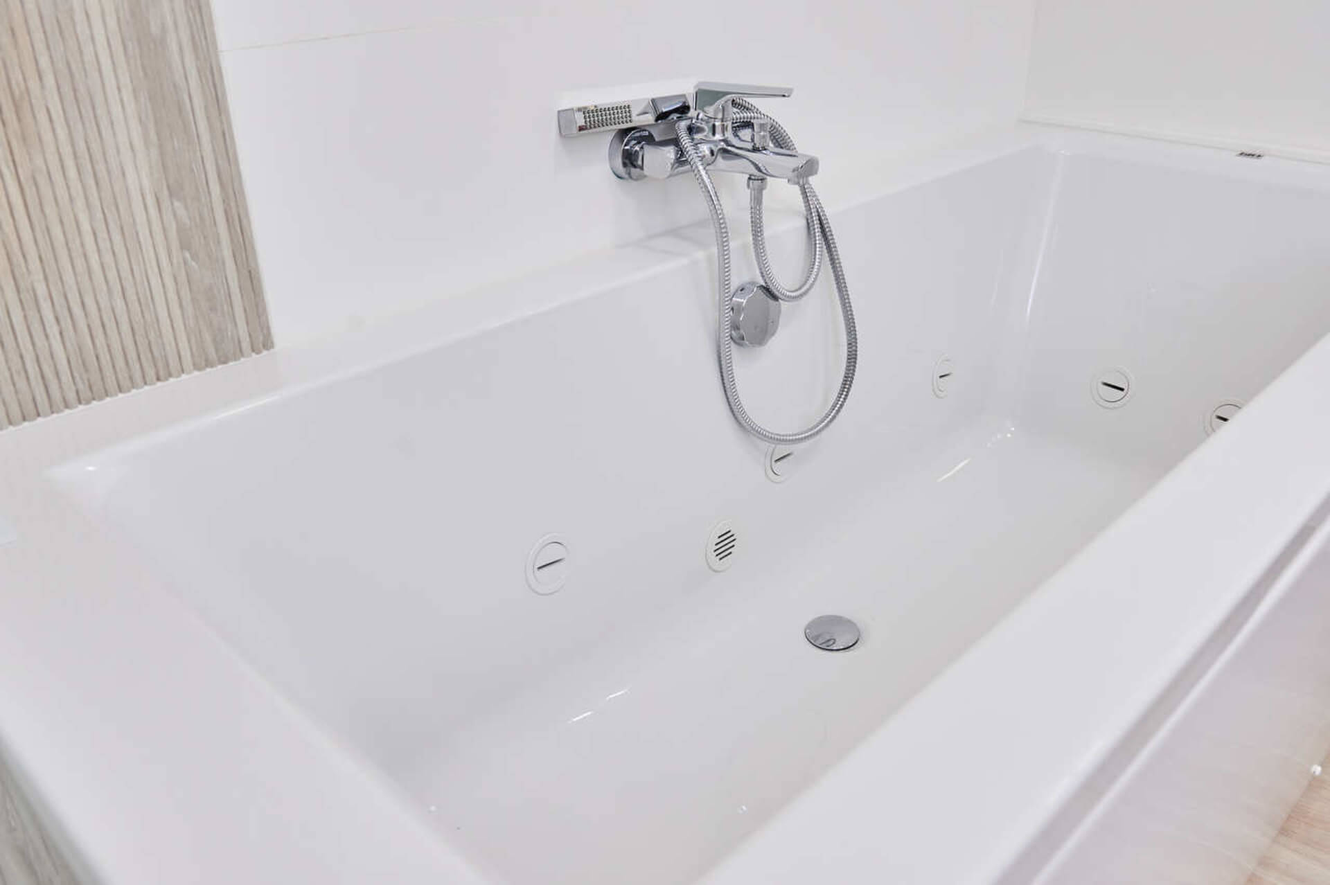 Bañera de hidromasaje de la habitación doble con hidromasaje