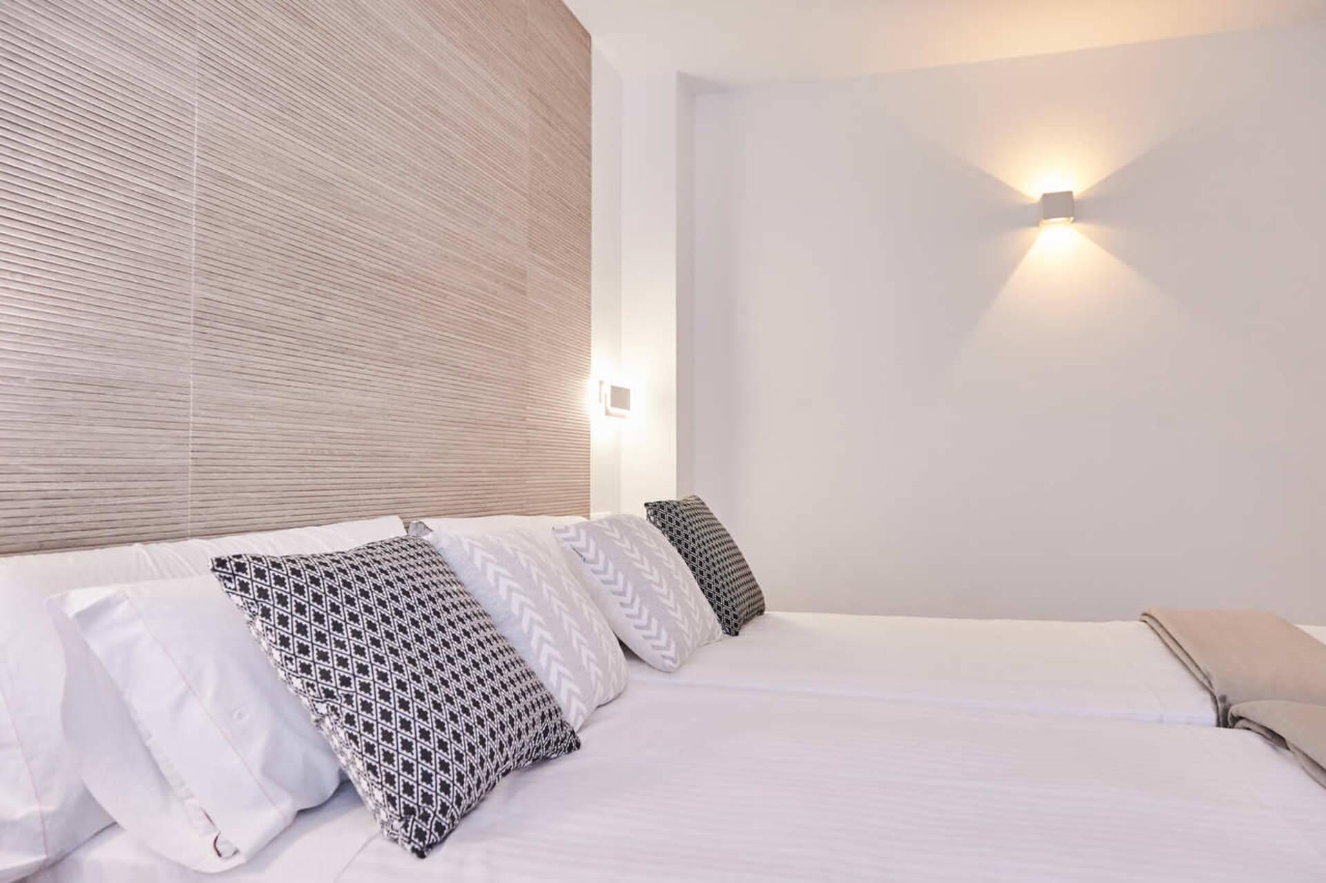 Almohadas acomodadas habitación doble