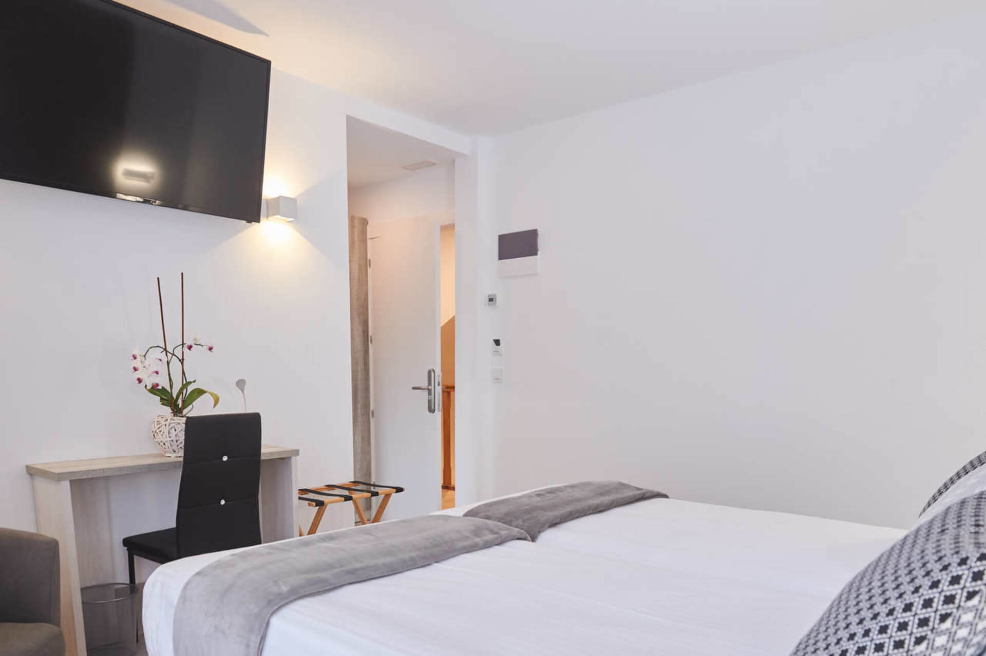 Panorámica habitación doble hacia la puerta de la entrada.