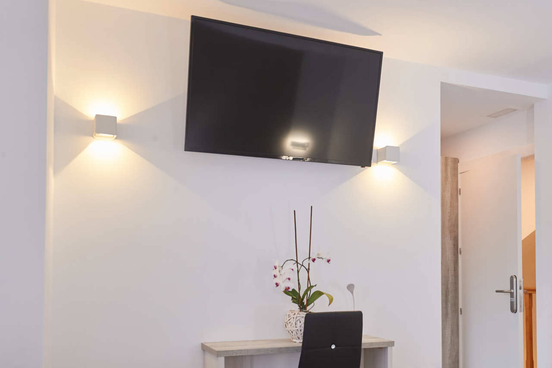 Televisor y escritorio pequeño de habitación doble