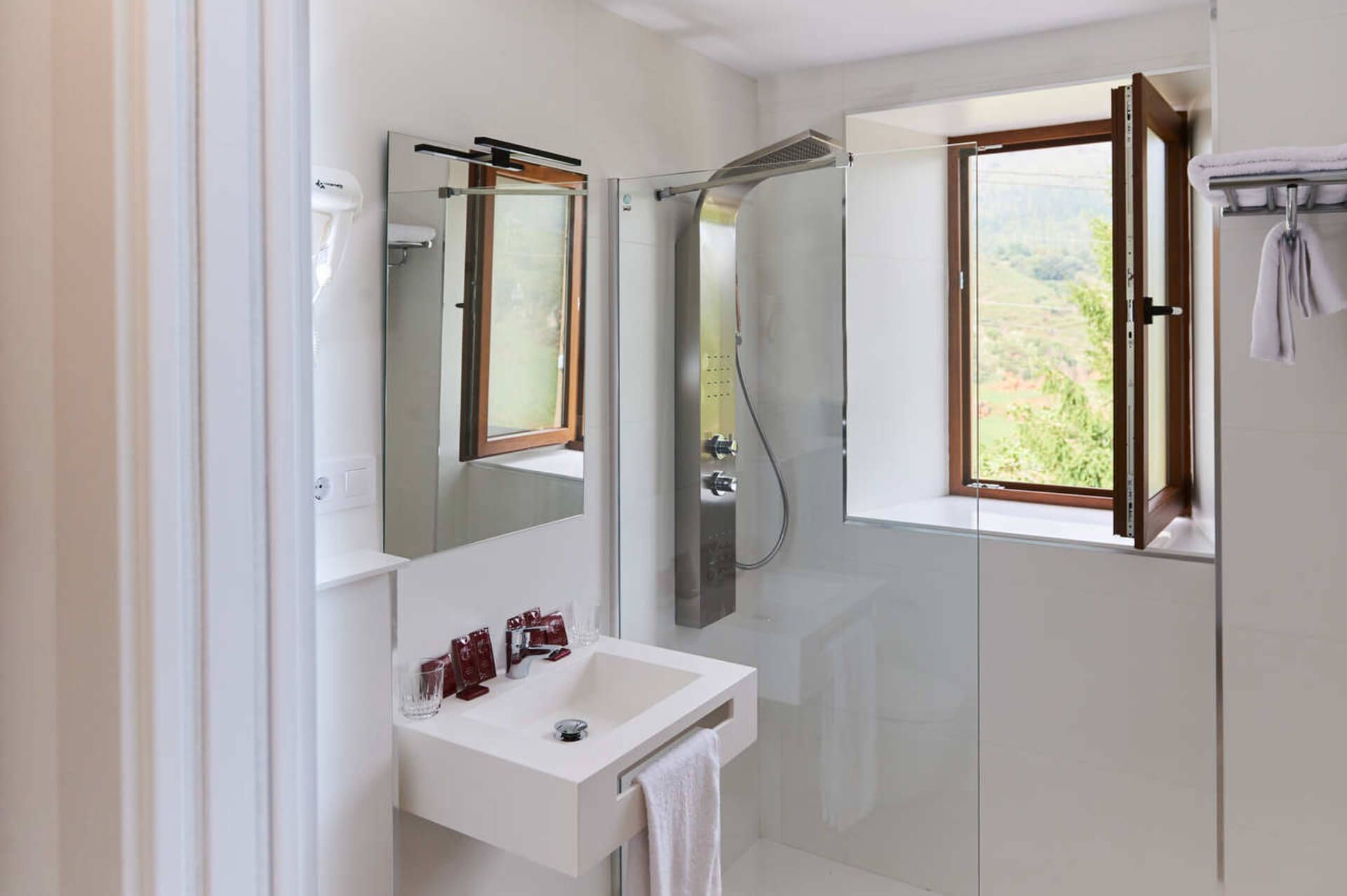 baño con vistas a Cabárceno de la habitación doble
