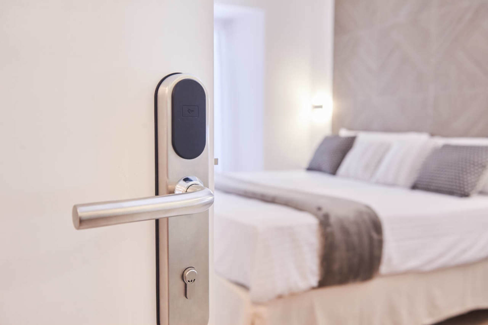 Puerta seguridad habitación triple adaptada
